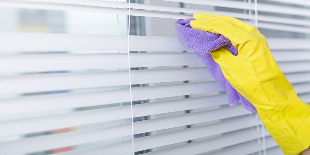 Cleaning Pro’s Brilliant Sock & Tong Hack Takes the Work Out of Cleaning Blinds