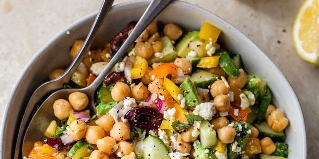 Mediterranean Chickpea Salad: A Refreshing Recipe Bursting with Flavor